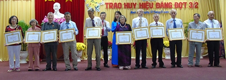 111 đảng viên nhận Huy hiệu cao tuổi Đảng