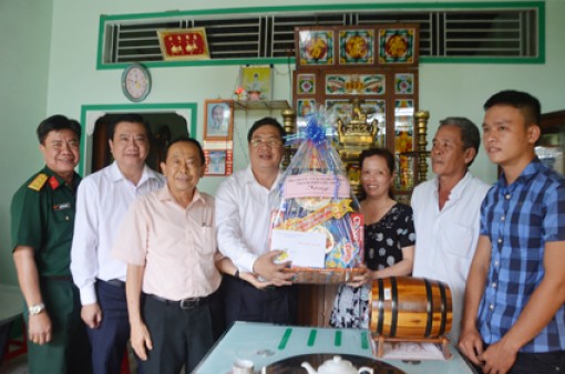 Lãnh đạo Thành ủy thăm, tặng quà bệnh nhân nghèo và thanh niên chuẩn bị lên đường nhập ngũ