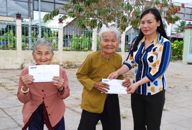 Trao tiền từ thiện