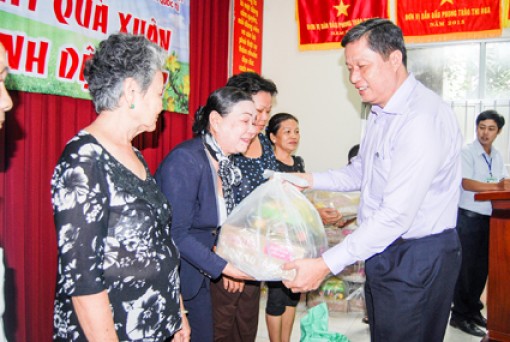 Thăm và tặng quà Tết cho hộ nghèo, hoàn cảnh khó khăn, người khuyết tật