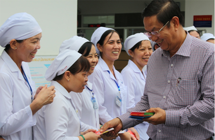 Thăm và chúc mừng năm mới tại các bệnh viện trên địa bàn thành phố