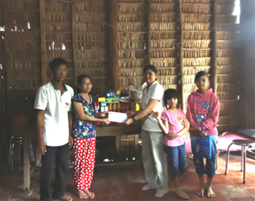 Trao tiền từ thiện