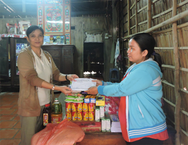 Trao tiền từ thiện