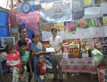 Trao tiền từ thiện