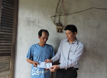 Trao tiền từ thiện