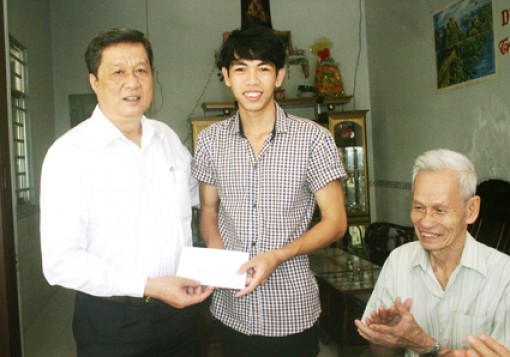 Lãnh đạo thành phố thăm các gia đình thanh niên chuẩn bị nhập ngũ