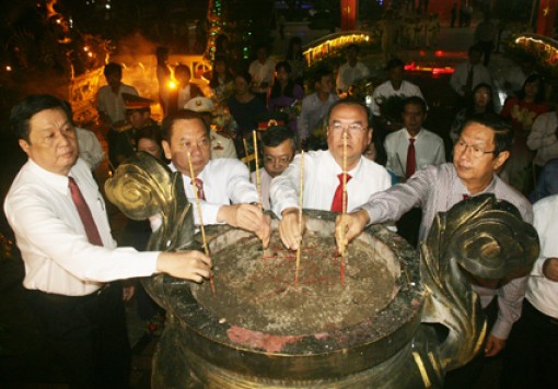 Viếng Nghĩa trang Liệt sĩ Thành phố và tượng đài Bác Hồ