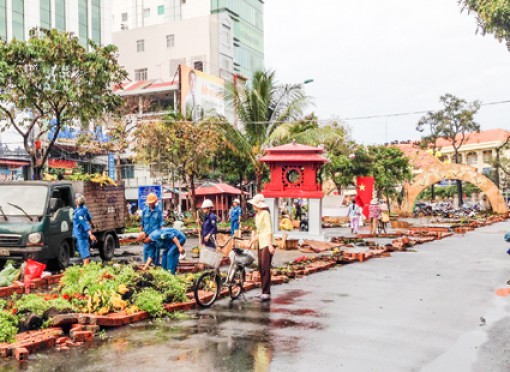 Đường hoa Cần Thơ được dọn dẹp sạch sẽ, an toàn và không có cảnh "hôi hoa"