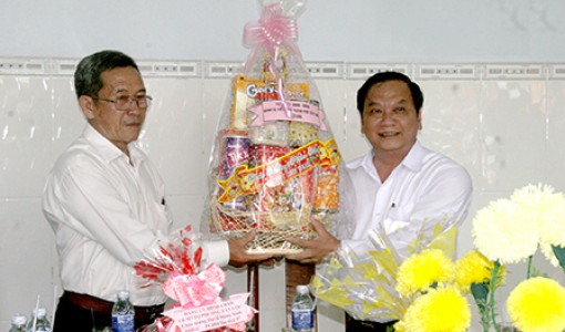 Lãnh đạo thành phố thăm Hảo Hòa Tự