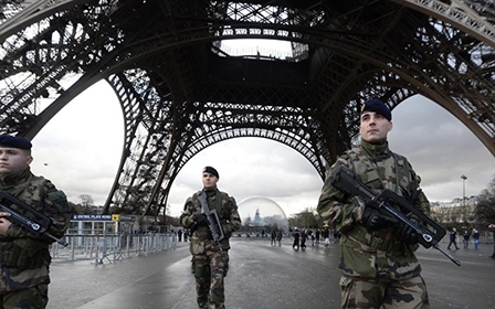 Pháp lắp kính chống đạn quanh tháp Eiffel