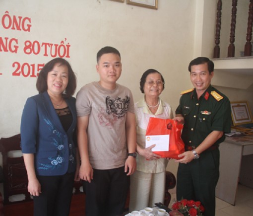 Thăm hỏi, tặng quà
cho thanh niên chuẩn bị
lên đường nhập ngũ