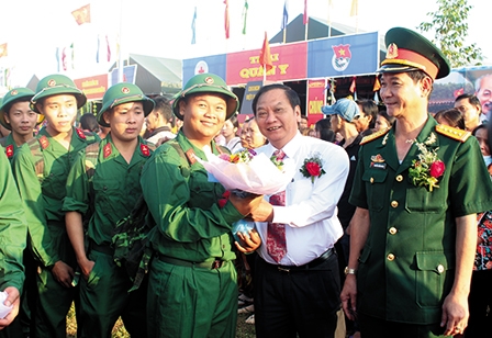 Long trọng tiễn tân binh lên đường nhập ngũ