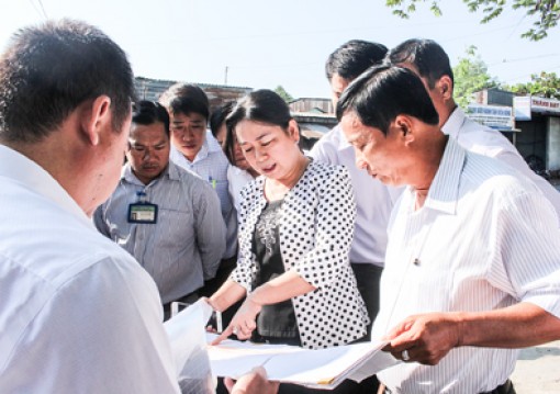 Kiểm tra công tác bồi thường, 
giải phóng mặt bằng công trình cầu 
và đường Trần Hoàng Na