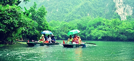 Chèo thuyền xuyên hang động Tràng An