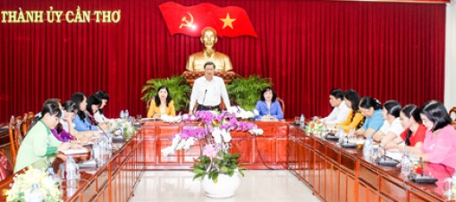 Lãnh đạo thành phố gặp gỡ đoàn đại biểu phụ nữ thành phố dự Đại hội Phụ nữ 
toàn quốc