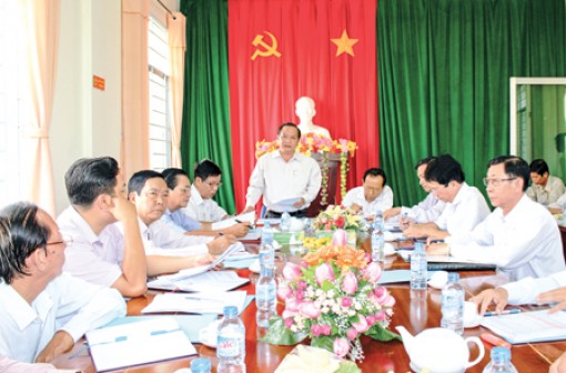 Bí thư Thành ủy Trần Quốc Trung làm việc với Đảng ủy phường Thường Thạnh