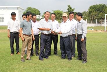 Nghiệm thu và bàn giao sân bóng đá quận Thốt Nốt