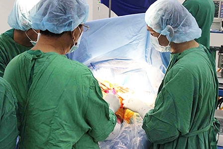 Thay chỏm xương nhân tạo cho bệnh nhân bị dập nát
chỏm xương tay