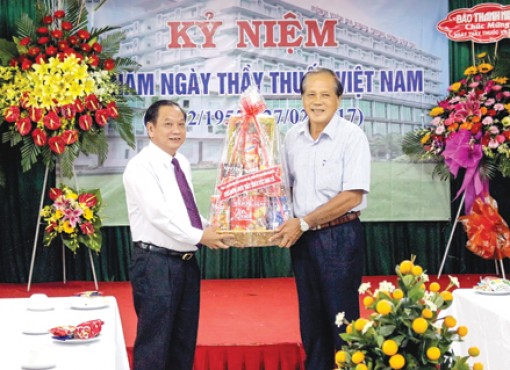 Lãnh đạo thành phố thăm, chúc mừng Ngày Thầy thuốc Việt Nam 27-2