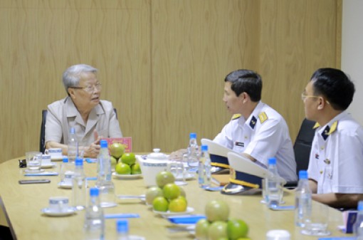 Nguyên Chủ tịch nước Trần Đức Lương 
thăm Cảng Tân Cảng - Cái Cui