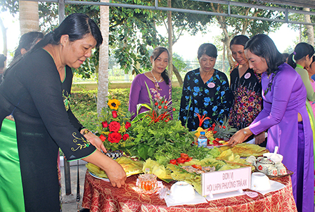 Họp mặt kỷ niệm
Ngày Quốc tế Phụ nữ 8-3