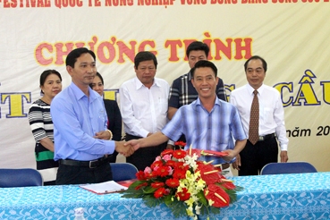 12 đơn vị ký ghi nhớ hợp tác chuyển giao tiến bộ khoa học