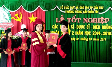 Trao bằng tốt nghiệp 
cho 217 học sinh