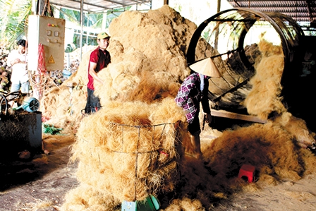 Gian nan nghề 
kéo chỉ xơ dừa