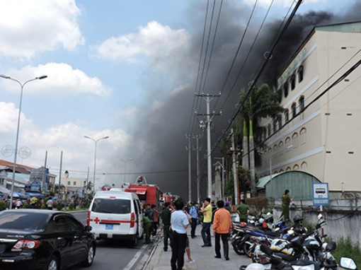 Cháy lớn kho chứa vải ở khu công nghiệp Trà Nóc