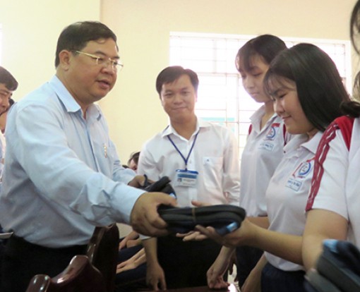 Trao tặng 1.000 đôi giày cho học sinh Trường THPT Trần Đại Nghĩa