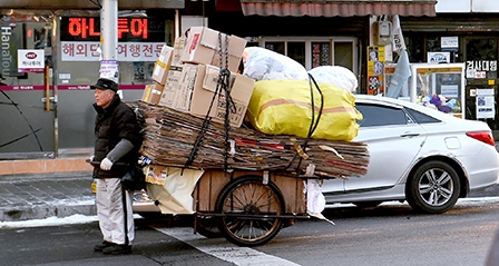 Người già Hàn Quốc chật vật kiếm sống