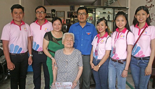 Tuổi trẻ thăm và tặng quà
Mẹ Việt Nam Anh hùng