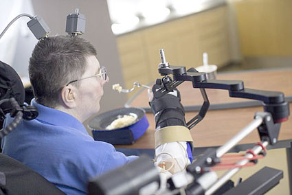 Thiết bị cấy ở não và cánh tay
giúp người bị liệt cử động trở lại