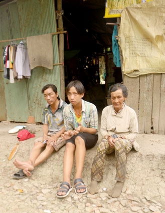 Già yếu, bệnh tật nuôi con bệnh tâm thần