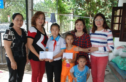 Trao tiền từ thiện