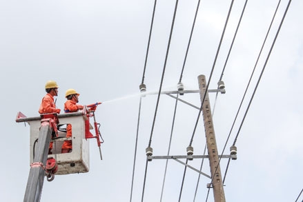 Ứng dụng công nghệ vệ sinh cách điện hotline trong bảo trì lưới điện