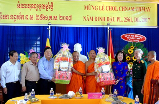 Lãnh đạo thành phố thăm, chúc mừng Tết Chôl Chnăm Thmây