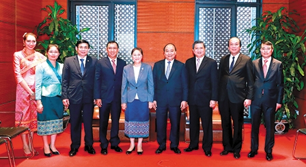 Thủ tướng Nguyễn Xuân Phúc tiếp Chủ tịch Quốc hội Lào