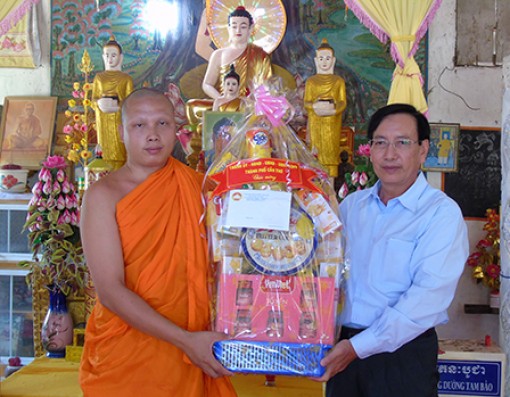 Thăm và chúc mừng Tết 
Chôl Chnăm Thmây