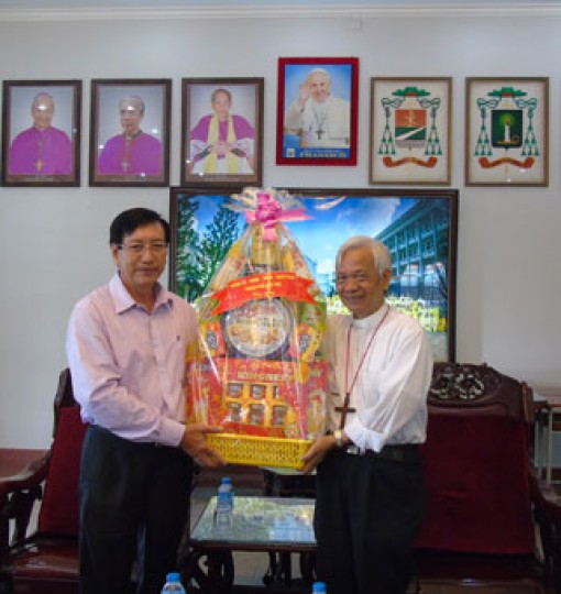 Thăm hỏi, chúc mừng các chức sắc, đồng bào Công giáo và Tin lành nhân dịp Lễ Phục sinh