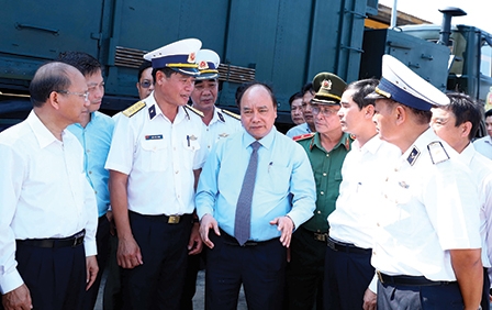 Thủ tướng kiểm tra công tác
huấn luyện sẵn sàng chiến đấu
tại Lữ đoàn Tên lửa bờ