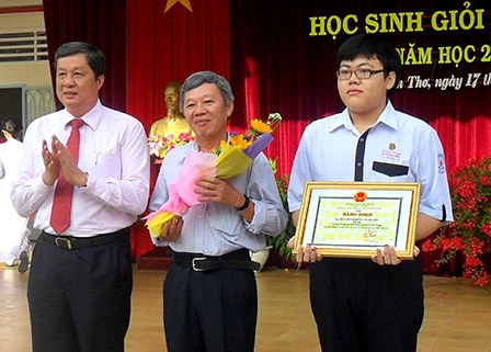 <span style="background-color:wheat;">TP Cần Thơ</span>
Một học sinh được miễn Kỳ thi THPT quốc gia và xét tuyển thẳng vào đại học, 
cao đẳng năm 2017