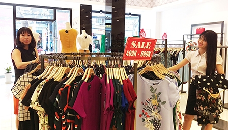 Chọn trang phục trong mùa nắng nóng