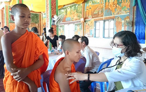 Khám bệnh và phát thuốc miễn phí
cho người dân nghèo Vương quốc Campuchia