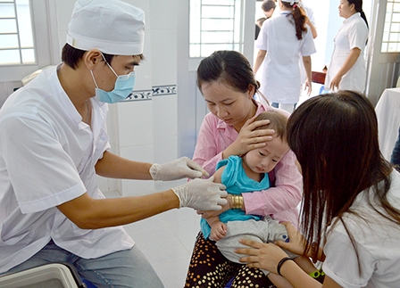 Để trẻ được tiêm chủng đầy đủ, an toàn