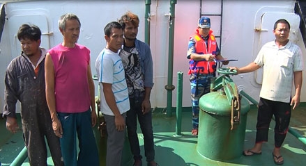 Bắt giữ vụ sang mạn dầu trái phép trên vùng biển Tây Nam