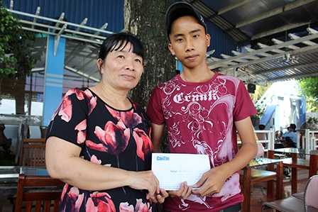 Trao tiền từ thiện