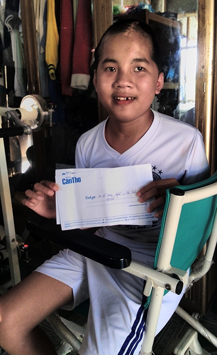 Trao tiền từ thiện