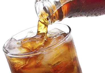 Uống nước ngọt làm tăng nguy cơ đột quị và mất trí nhớ