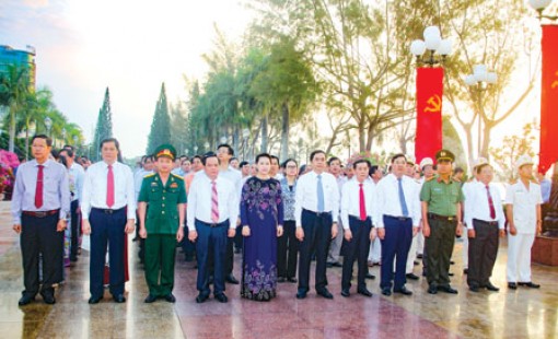 Long trọng kỷ niệm 42 năm Ngày giải phóng miền Nam, thống nhất đất nước